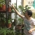 有著綠手指的李惠蘭，細心照顧門口的花花草草。