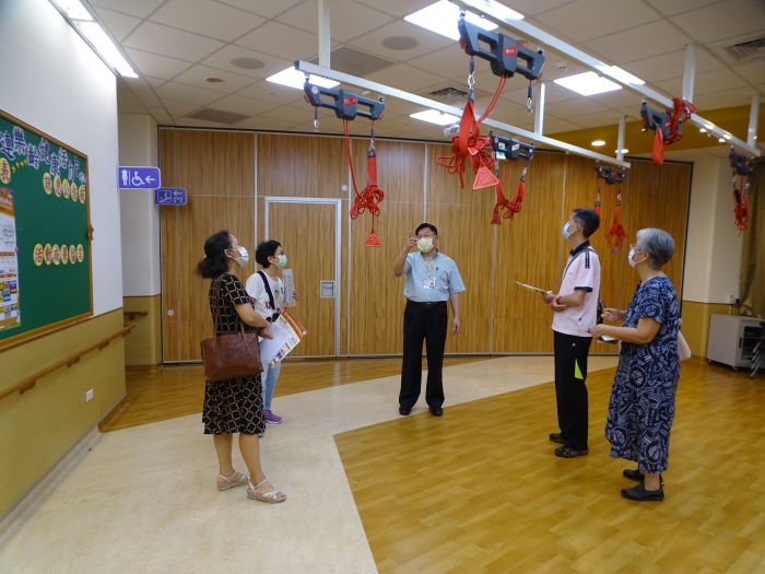 蔡總幹事帶領我們參觀樂齡健康活力中心的創齡場域「愛上紅繩」的課程就在這裡展開